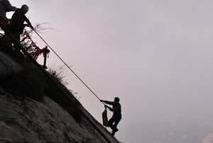 「賣命」賺錢 懸崖峭壁撿垃圾、鑿洞種樹