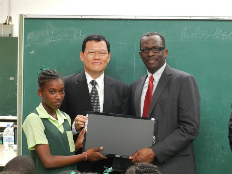 中華民國援助聖露西亞小學電腦