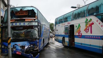 2遊覽車擦撞  18陸客輕傷