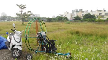 違規駕駛動力傘  落地遭逮