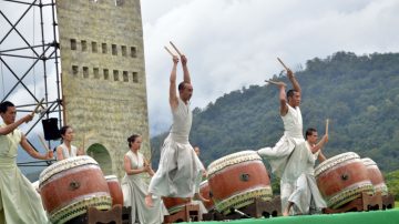 草原當舞台  優人神鼓鹿野登場