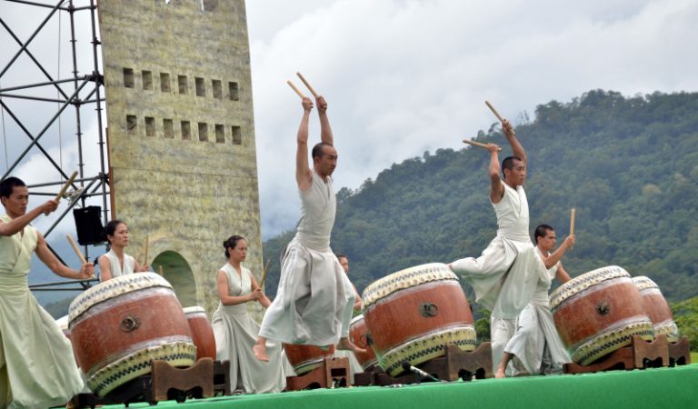草原當舞台  優人神鼓鹿野登場