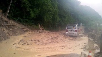 新北三峽土石崩塌  小貨車受困