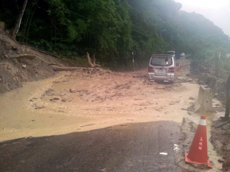 新北三峽土石崩塌  小貨車受困