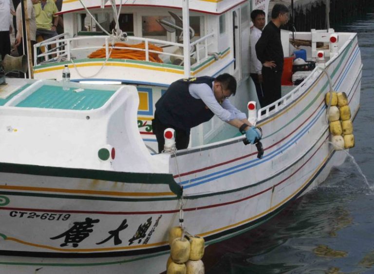 漁船槍擊案  彈孔遍布船體