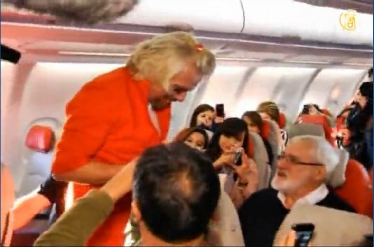 賭輸了！維珍大老闆扮「空姐」