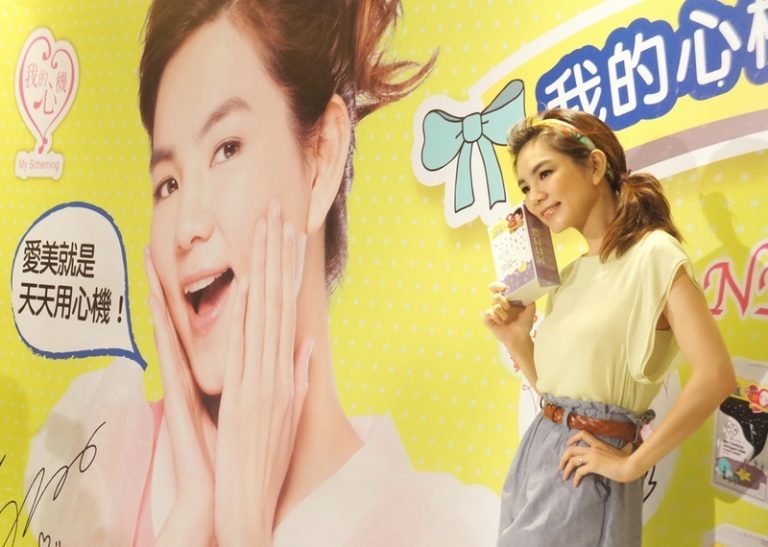 Ella自封面膜女 拉老公一同敷臉