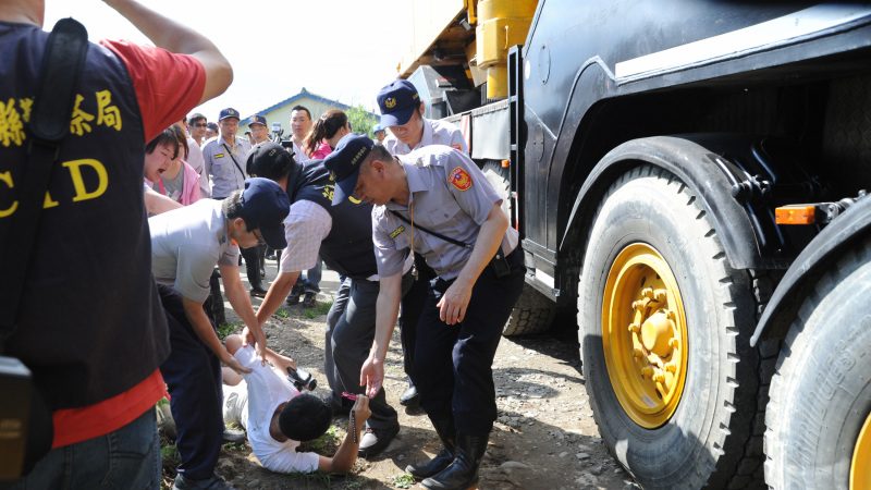 苑里反风车  肉身挡车警排除