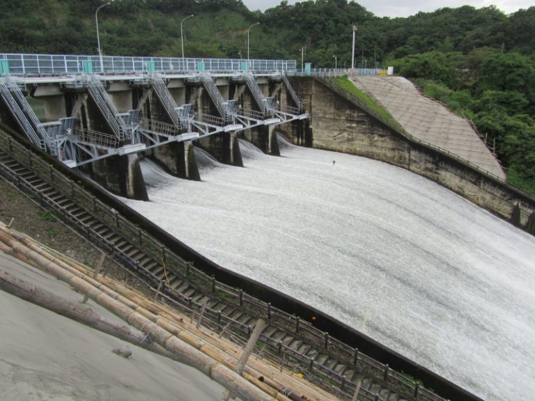 明德水庫洩洪  閘門齊開降水位