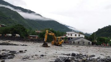 接駁水災受困民眾  怪手建功