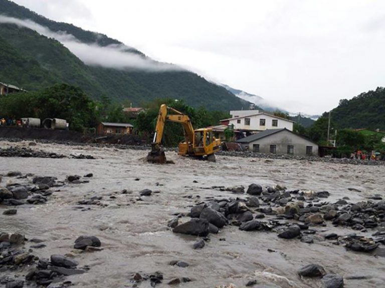 接駁水災受困民眾  怪手建功