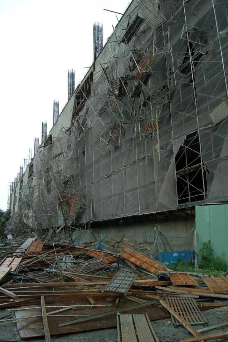 鷹架疑遭強風吹垮  2工人不治