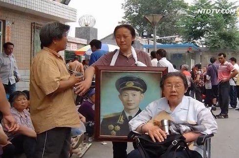 【微視頻】將軍女兒掛遺像上訪  照片火爆微博