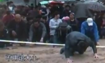 村支書帶村民向三釘子戶下跪之謎