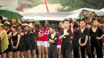 豫學生冒雨表演教育局致歉網友炮轟