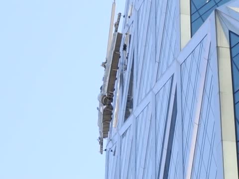 紐約洗窗工受困44樓高空  驚險獲救