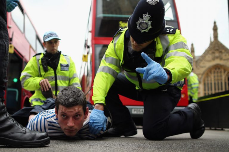 英軍遇刺案 兩派抗議者對峙 58人被捕（視頻）