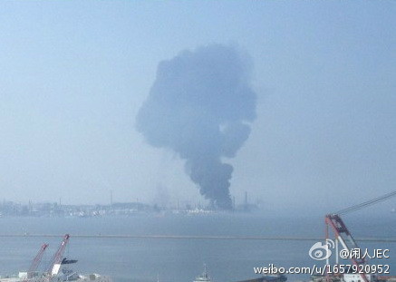 大连石油厂爆炸  浓烟滚滚