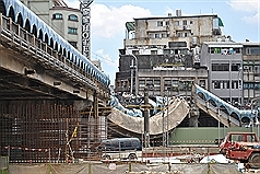 台湾基隆火车站桥塌  少女惊魂失忆