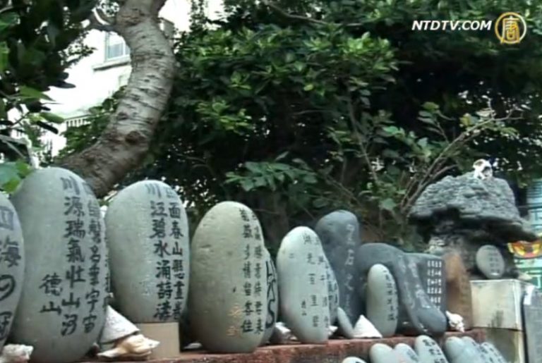 石頭刻字無師自通 結善緣只送不賣