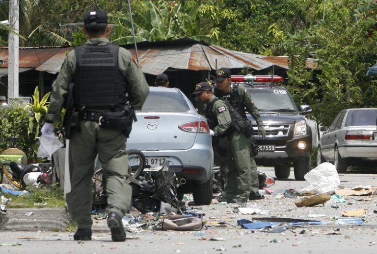 泰南軍車遭攻擊 政府和談不轉彎