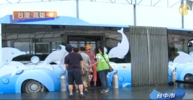 臺中BRT快捷巴士亮相 民眾期待試乘