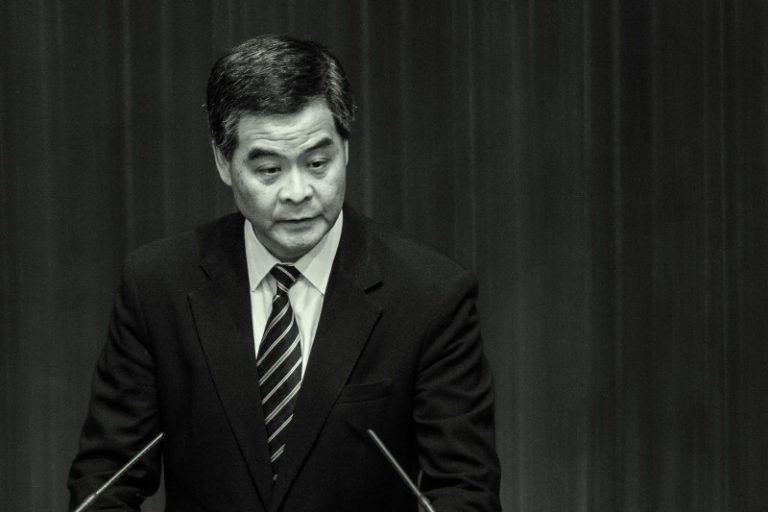梁振英民望低於前任 港政黨促下臺