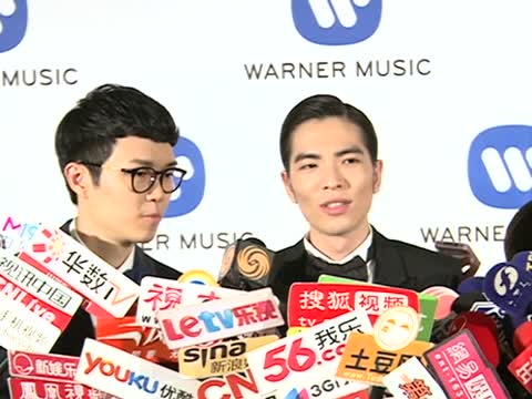 蕭敬騰金曲封王 與方大同開心慶功