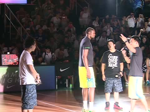 NBA球星現身臺北球場 360度轉體扣籃