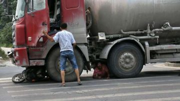 “不要碾死我！” 女子车下惊恐呼喊