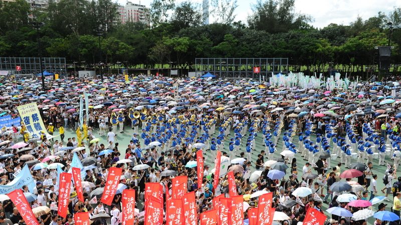 【热点互动】43万人冒雨游行 诠释怎样的香港精神