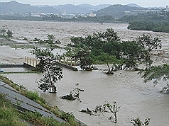 蘇力掃桃竹 斷橋大停電土石掩宅