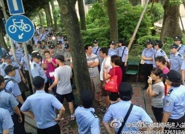 爆流血衝突後 花都人擬再遊行遭警截查扣押