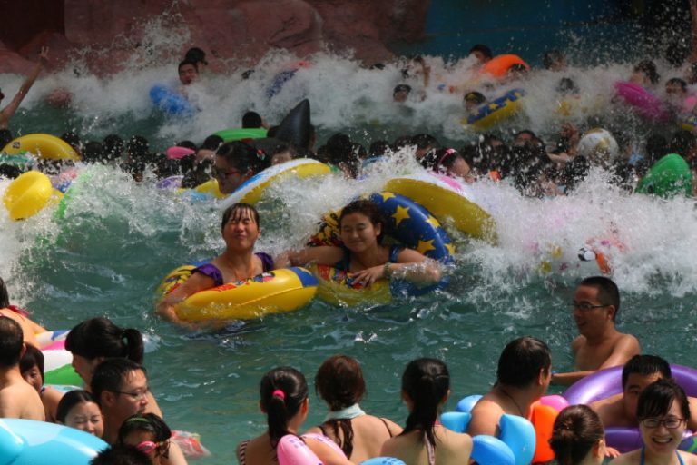 大陸140年來最熱夏天 游泳池下餃子