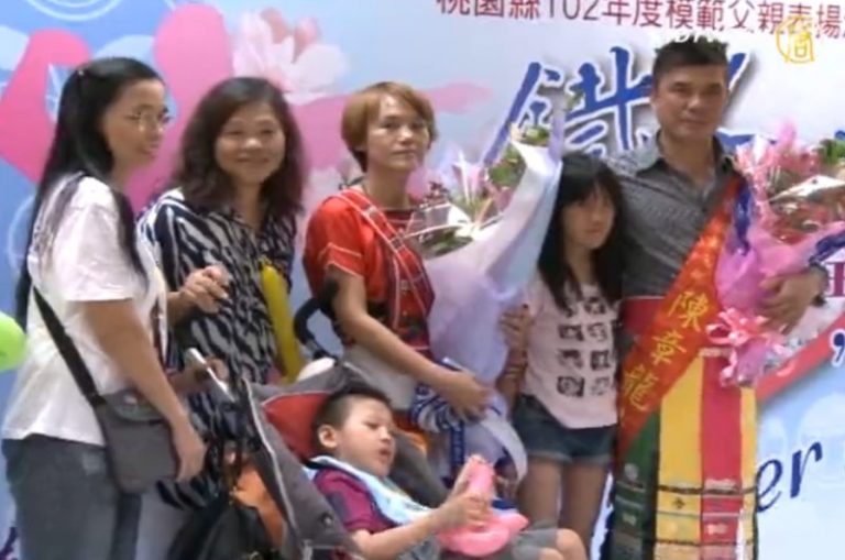 鐵人老爸十項全能 表揚模範父親
