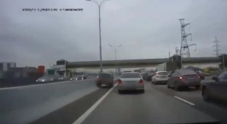 超車上演特技 俄駕駛行駛路肩圍牆(視頻)