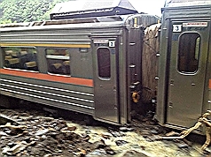 台鐵火車遇土石流出軌  3重傷9輕傷