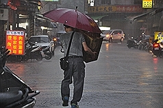 入秋首道锋面  暴雨袭台酿灾