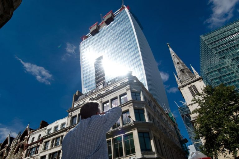 英大樓反射陽光 名車外殼變形