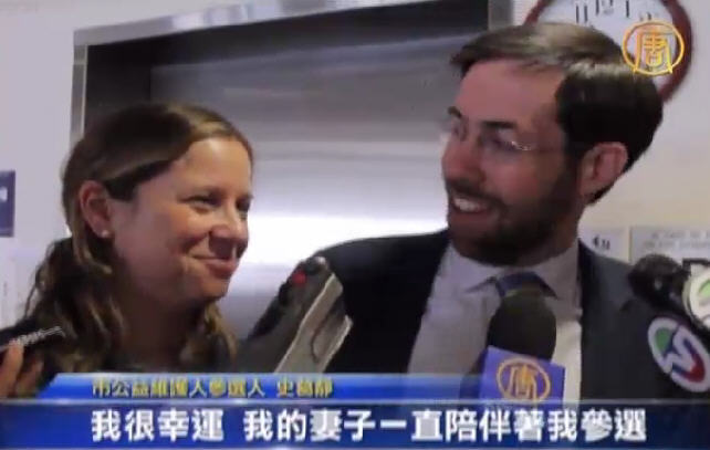 問候耆老  史葛靜華裔選民尋支持