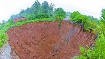 湖北荊門33次大面積塌陷 遍布數十「天坑」