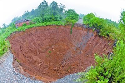 湖北荊門33次大面積塌陷 遍布數十「天坑」