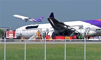 泰航客機滑出跑道 14人輕傷