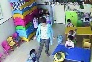 黑龙江一幼儿园 孩子被老师一天打4次 踢出半米