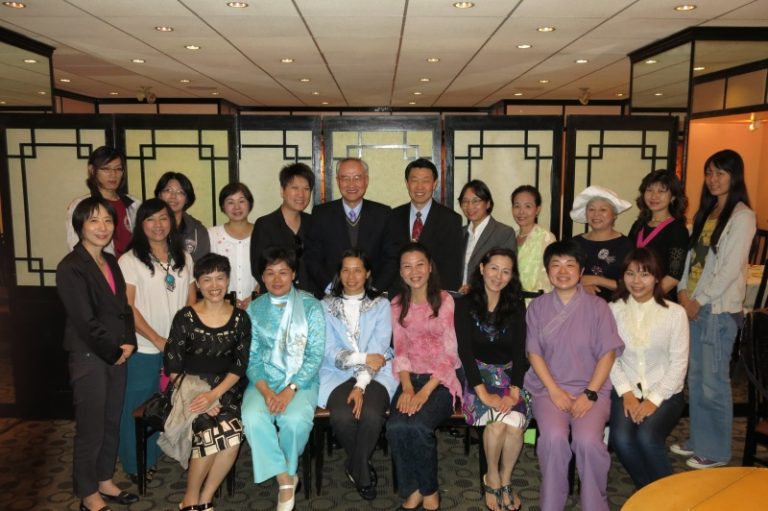 台北經文處設宴款待「漢服設計大獎賽」的台灣設計師