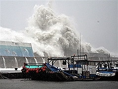 天兔灌水  全台逾7萬戶停電