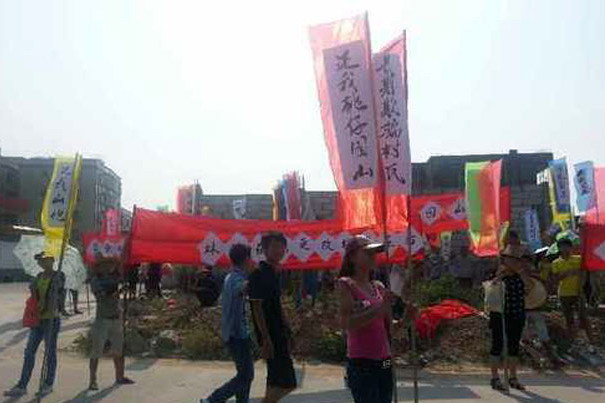 【禁聞】官逼民反升級 民眾揭竿圍堵政府