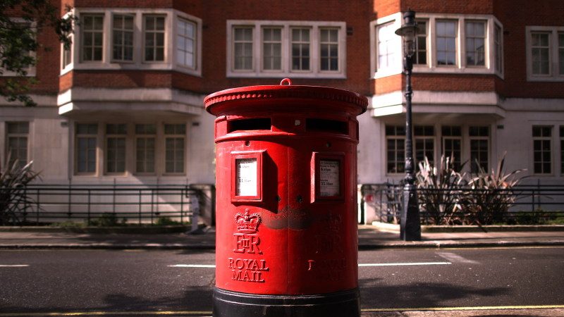 英皇家郵政上市 股價飆38%