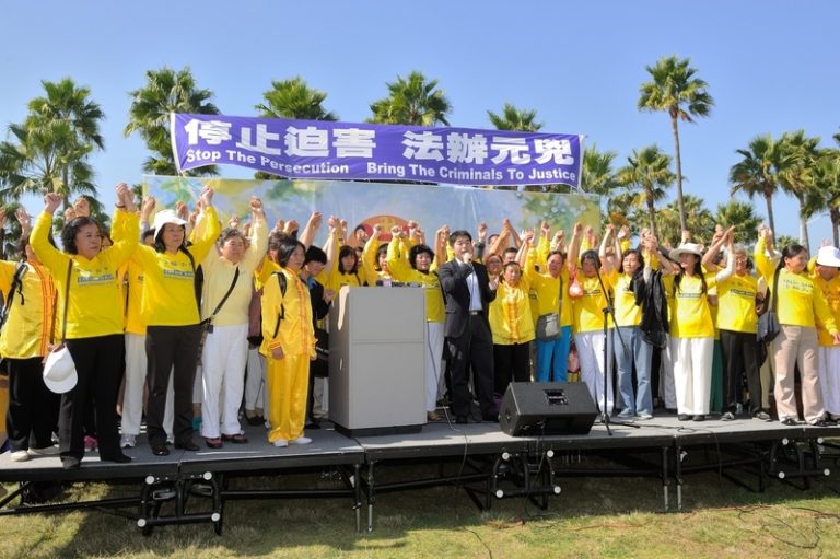 三千法輪功齊聚洛城長灘 集會反迫害