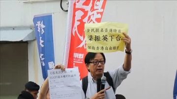 梁振英再出席谘询会 民众高呼下台